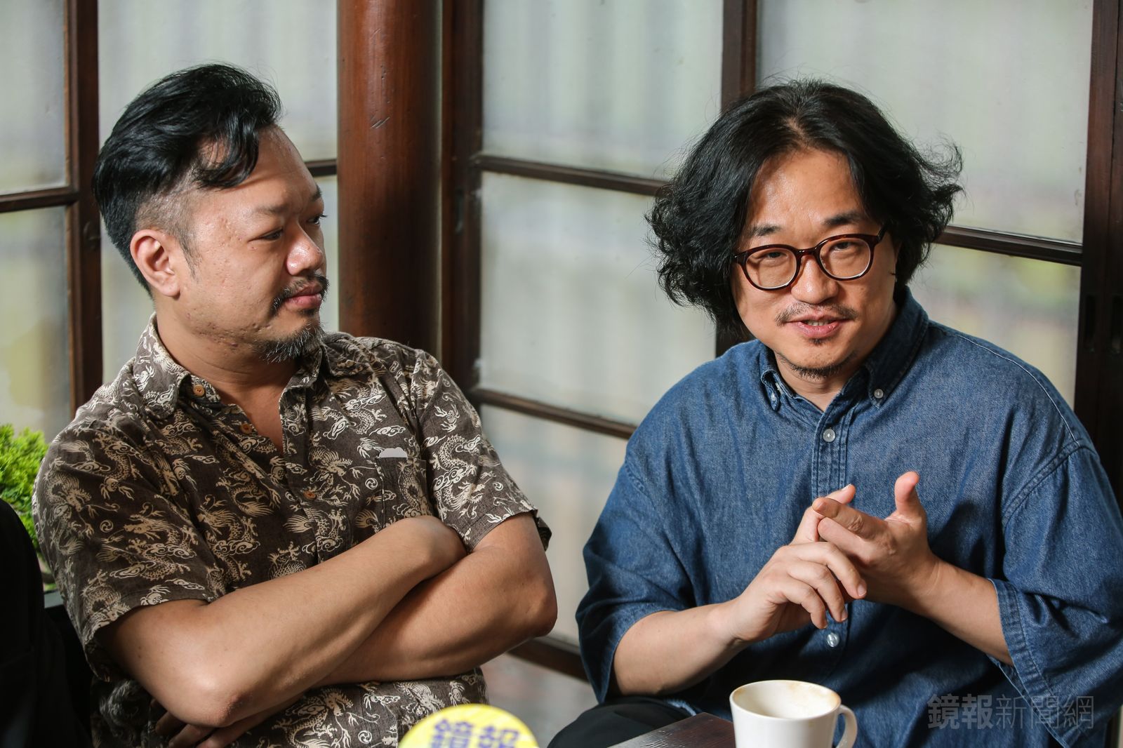 鼓手東祐（左）坐在一旁聽著吉他手大頭分享入圍金曲心情。李鍾泉攝