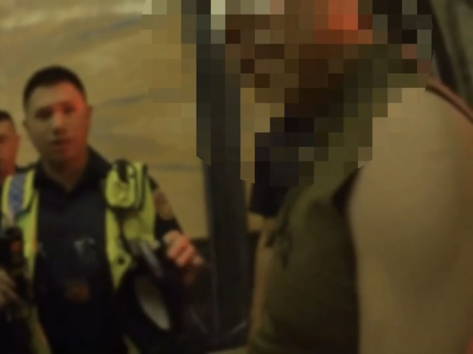 警方獲報到場因高男有駕車行為對他實施酒測，他當場拒測甚至出腳踹警。翻攝畫面