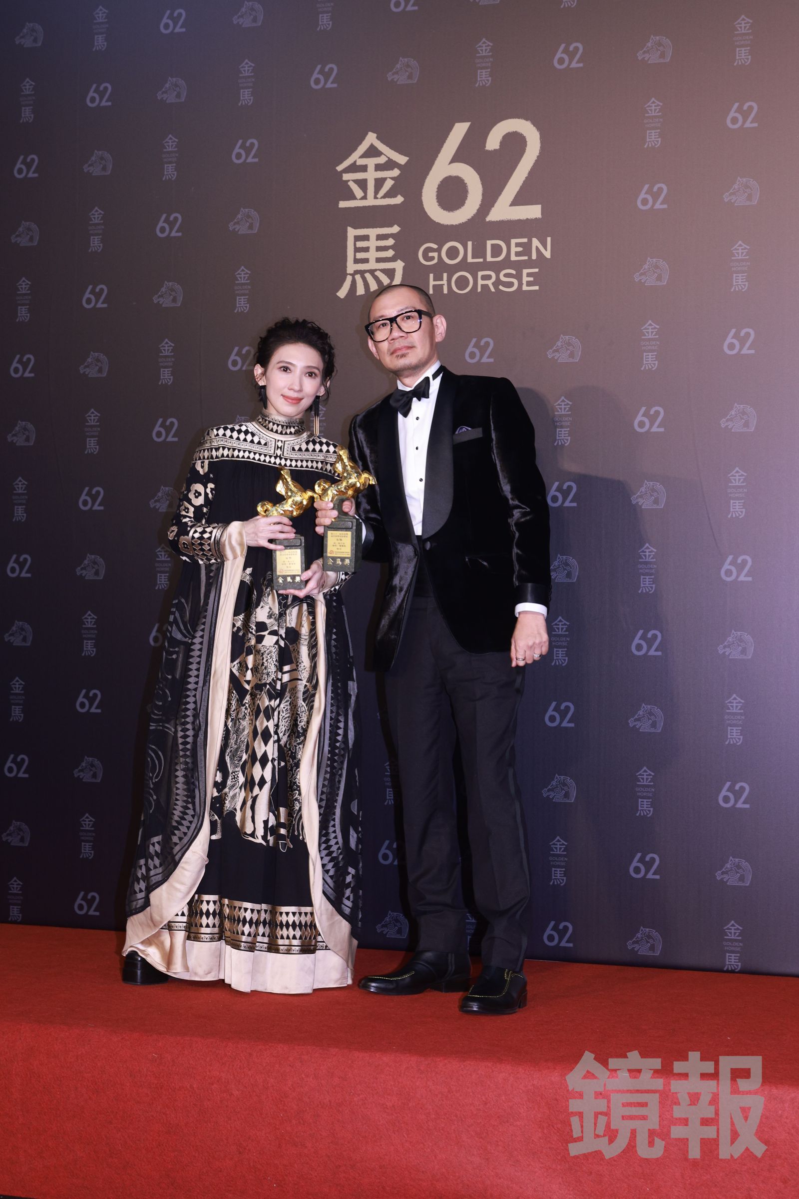 戴佩妮（左）演唱後獲獎。攝影組