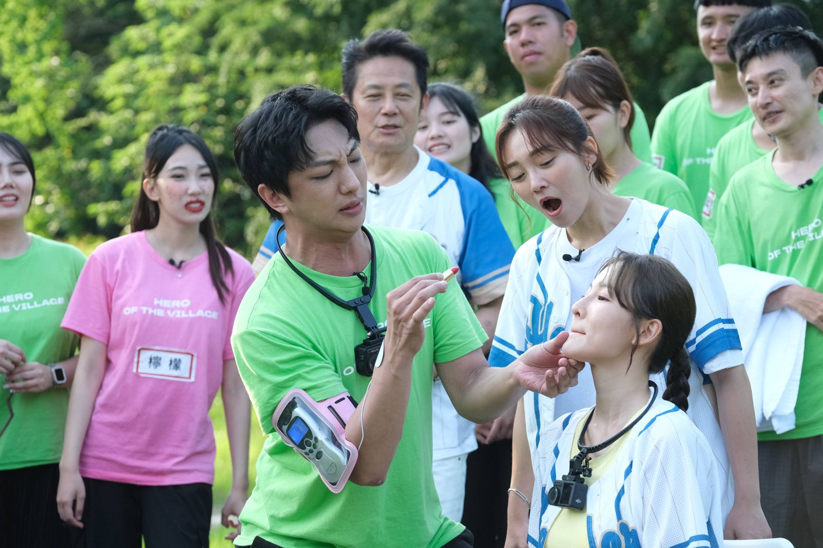 明杰輕捧林莎臉龐超曖昧，張文綺驚喊：你們在交往嗎？東森綜合台提供