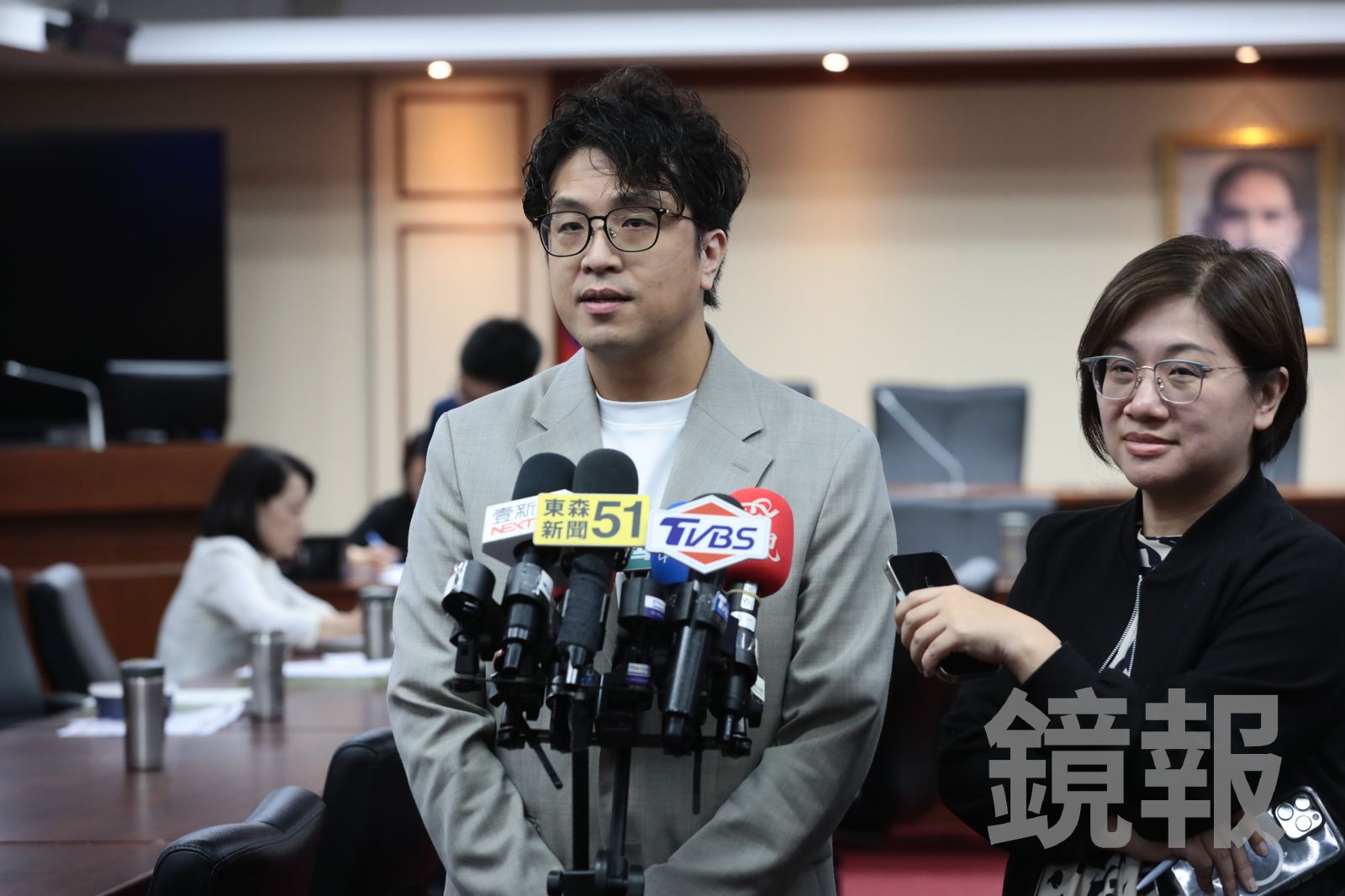 徐巧芯酸一人救國民黨選情 沈伯洋幽默回擊:讓人開心也是功德一件