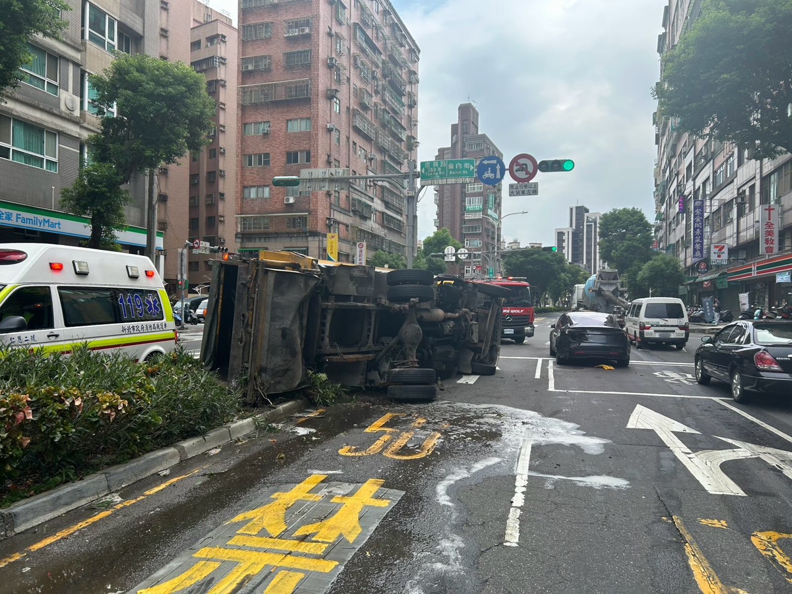 意外「中大獎」!樹林垃圾車不明翻覆 「刮中」一台特斯拉