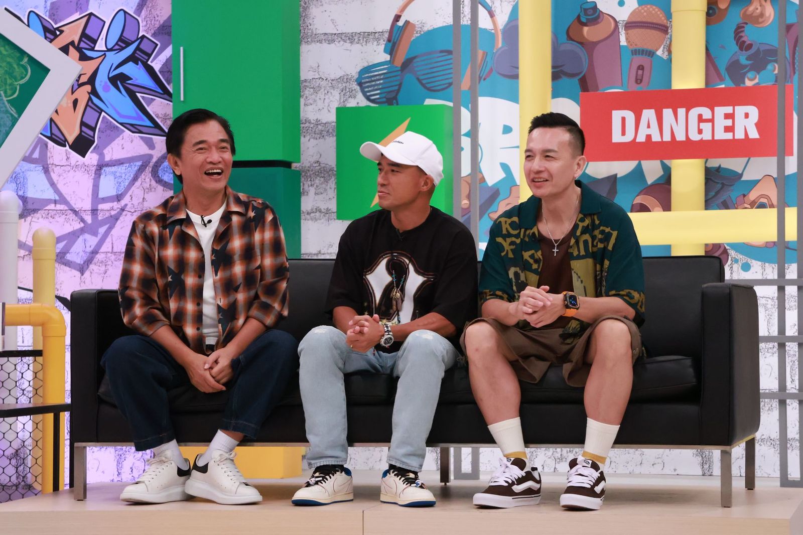 吳宗憲與「咻比嘟華」成員小鐘、小馬合體上《綜藝OK啦》。中天提供