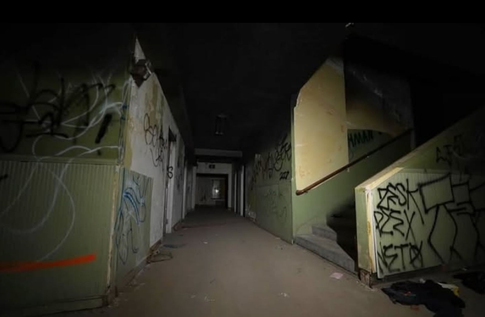 靈異節目網紅鬼屋探險「突感不對勁」 下秒接到電話「你老婆想殺了你」