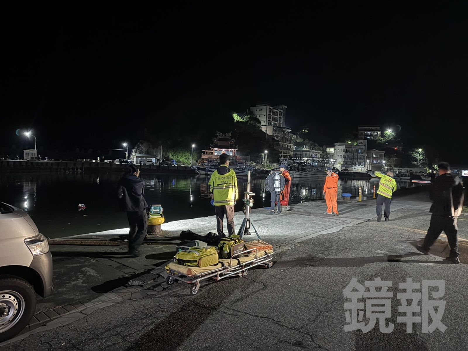 「漢嫂」疑似不熟路況加上夜間視線不佳不慎墜海，送醫後不治。翻攝畫面