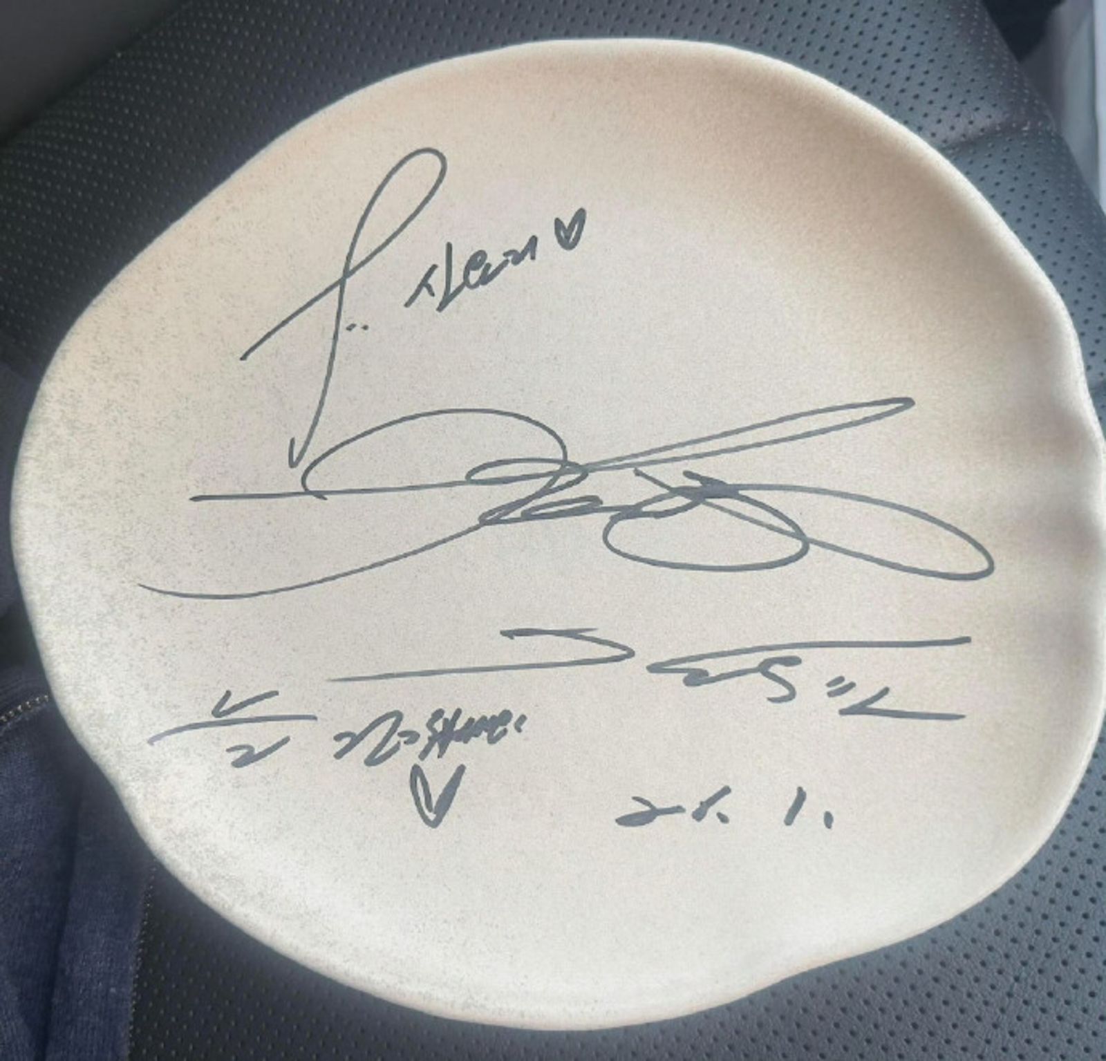 兩人還大方留下簽名。翻攝微博