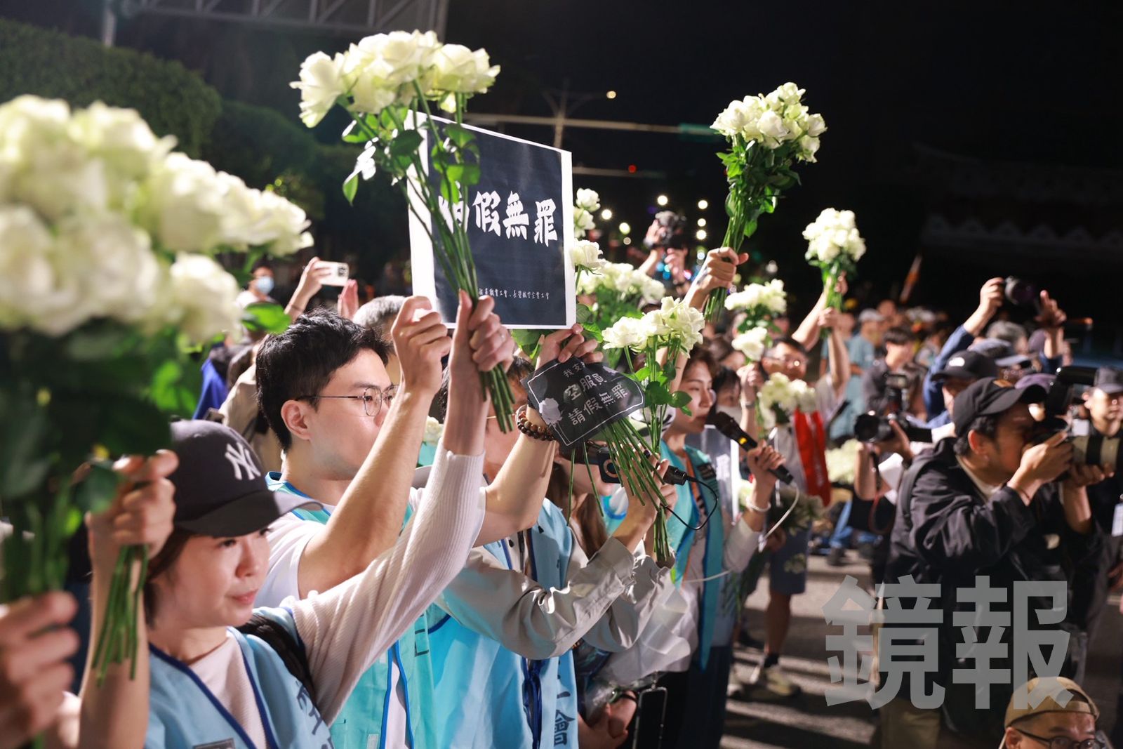 長榮馬拉松現場工會舉白玫瑰抗議。圖/攝影劉耀勻