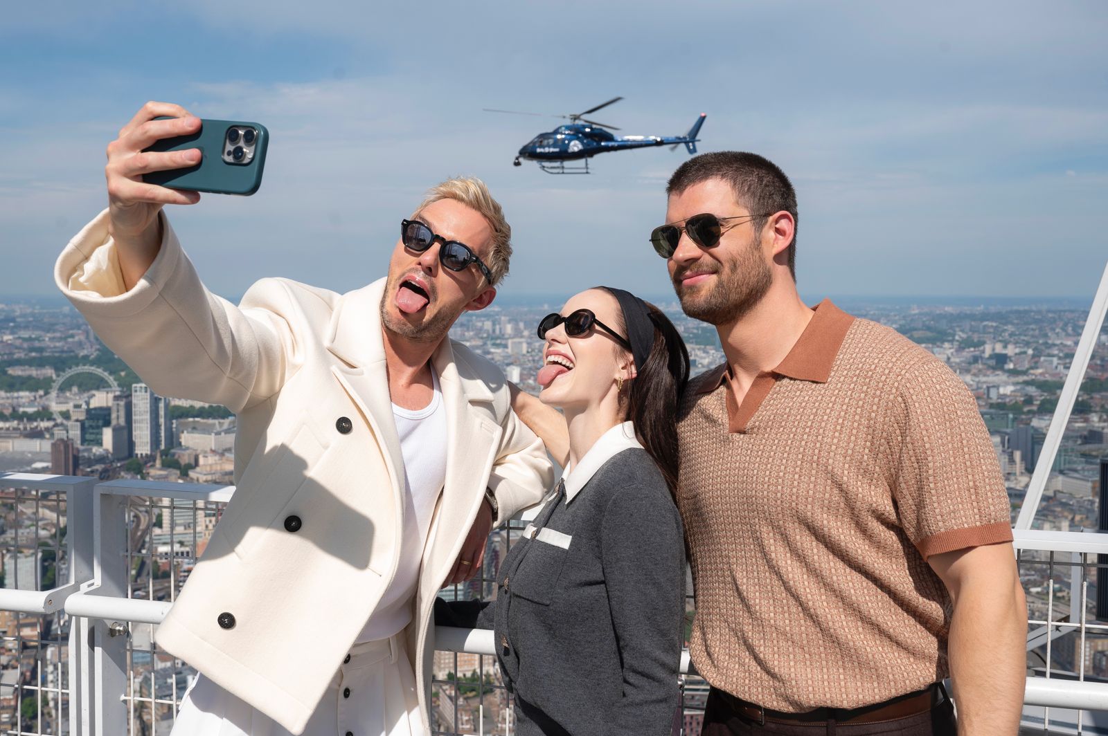 《超人》三位主角大衛科倫斯韋、瑞秋布羅斯納安與尼可拉斯霍特合影。華納兄弟提供