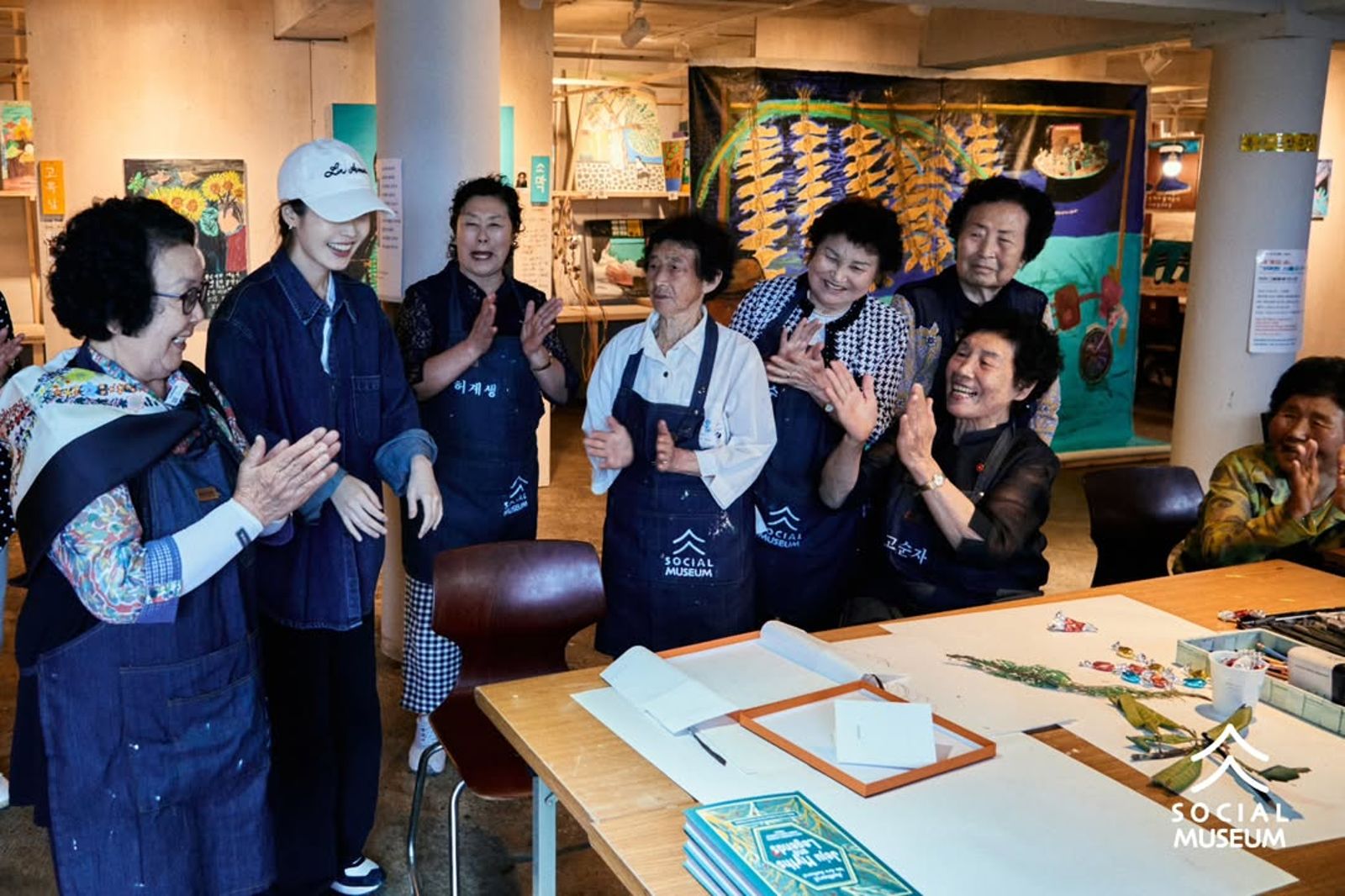 IU(左二)被誇讚像是耶誕老人般,帶來一堆禮物。翻攝IG@socialmuseum.kr