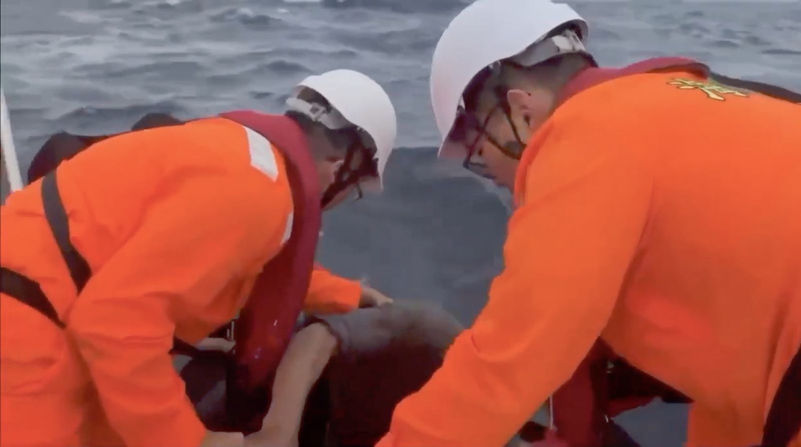 海巡人員前往將人員救起。翻攝畫面