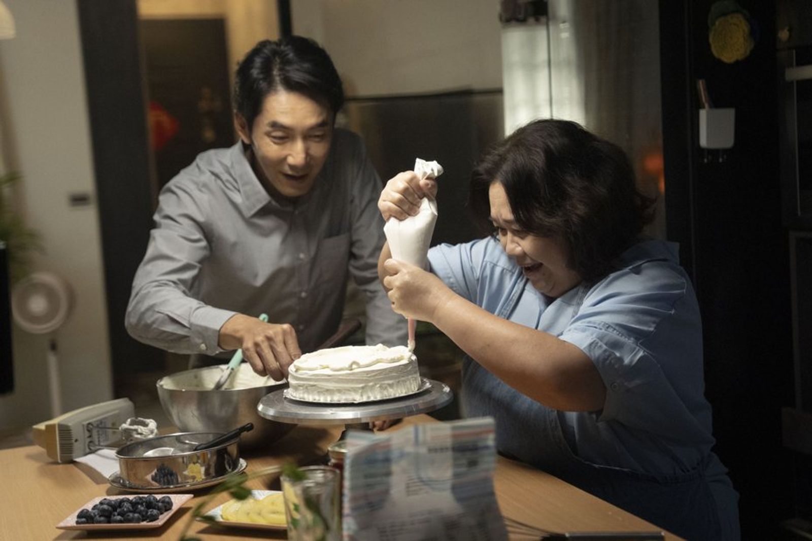鍾欣凌(右)、李李仁在「拜六禮拜」中初戀久別重逢做料理。圖/華視、公視台語台提供