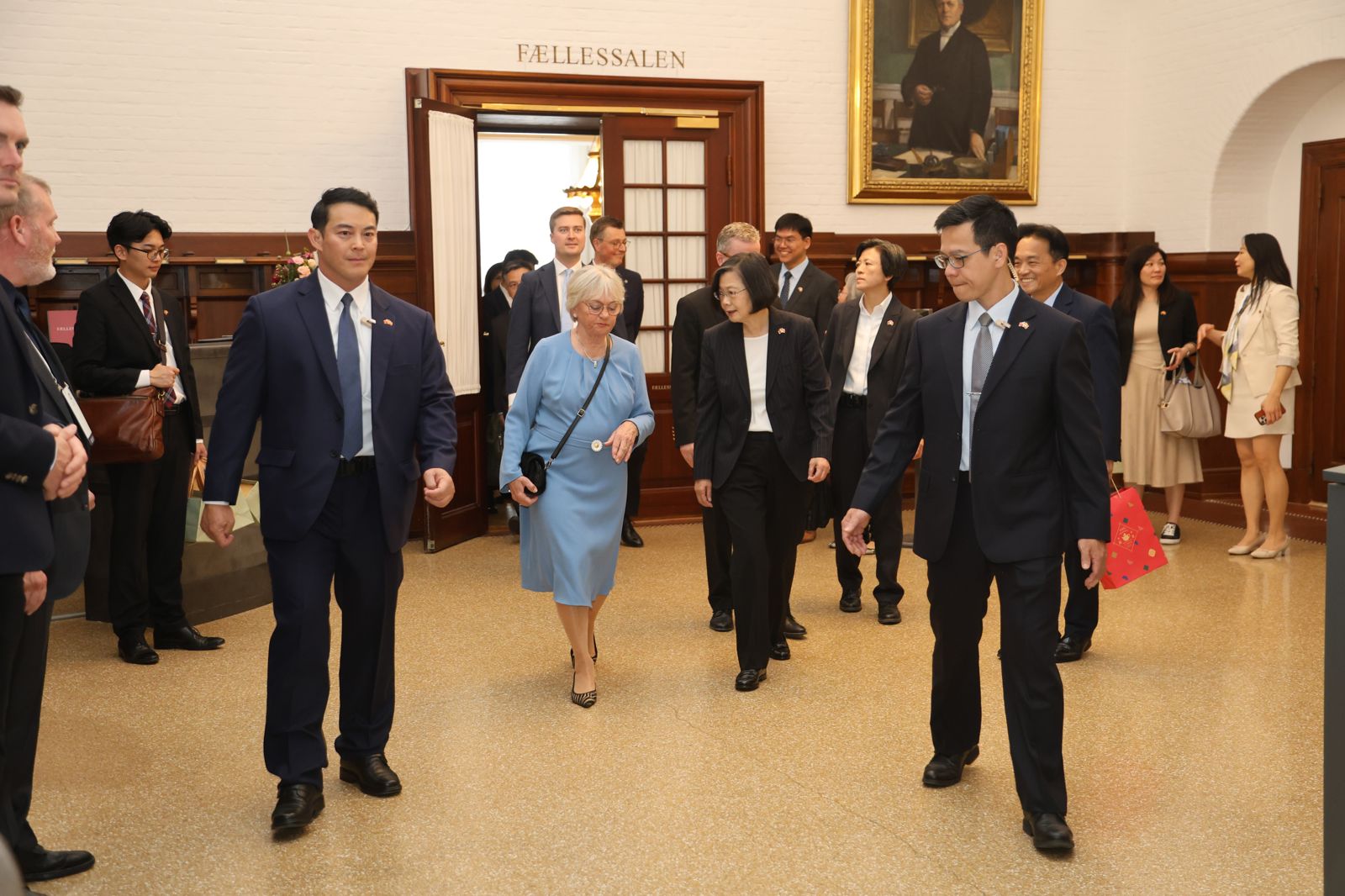 前總統蔡英文13日參訪丹麥國會，拜會丹麥國會的友台小組議員。（圖／蔡英文辦公室提供）