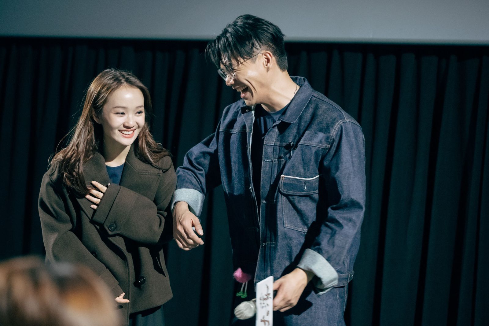 《大濛》男女主角柯煒林(右)、方郁婷戲裡戲外好感情表露無遺。華文創提供