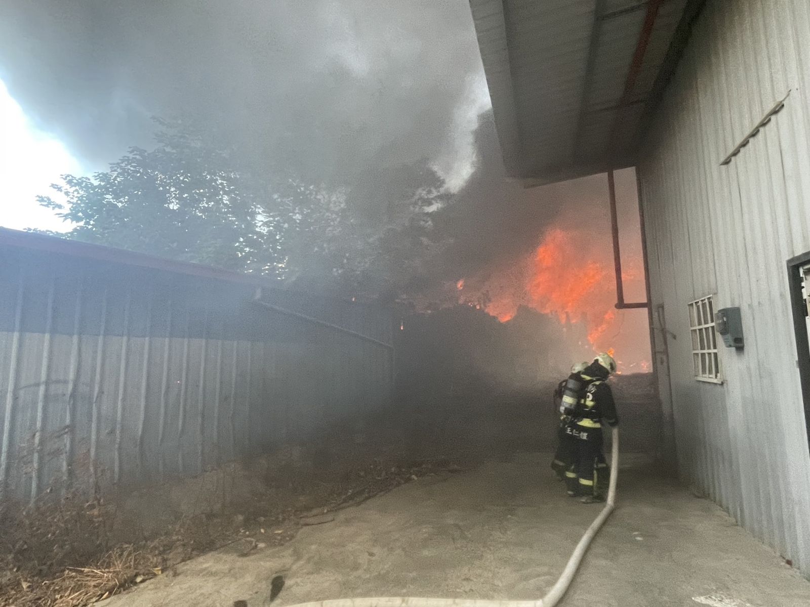 台中連環火警 潭子回收場、龍井鐵皮工廠相繼燃燒 濃煙竄天幸無人傷亡