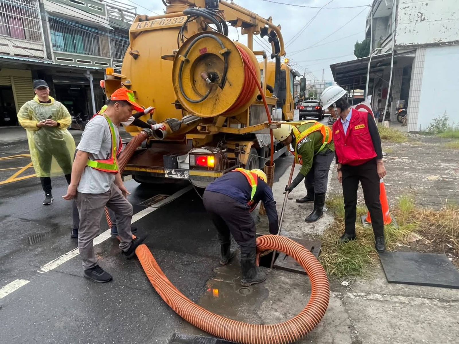 爽用公務車賺外快！高雄3清潔隊員開清溝車「跑單」涉貪　訊後交保