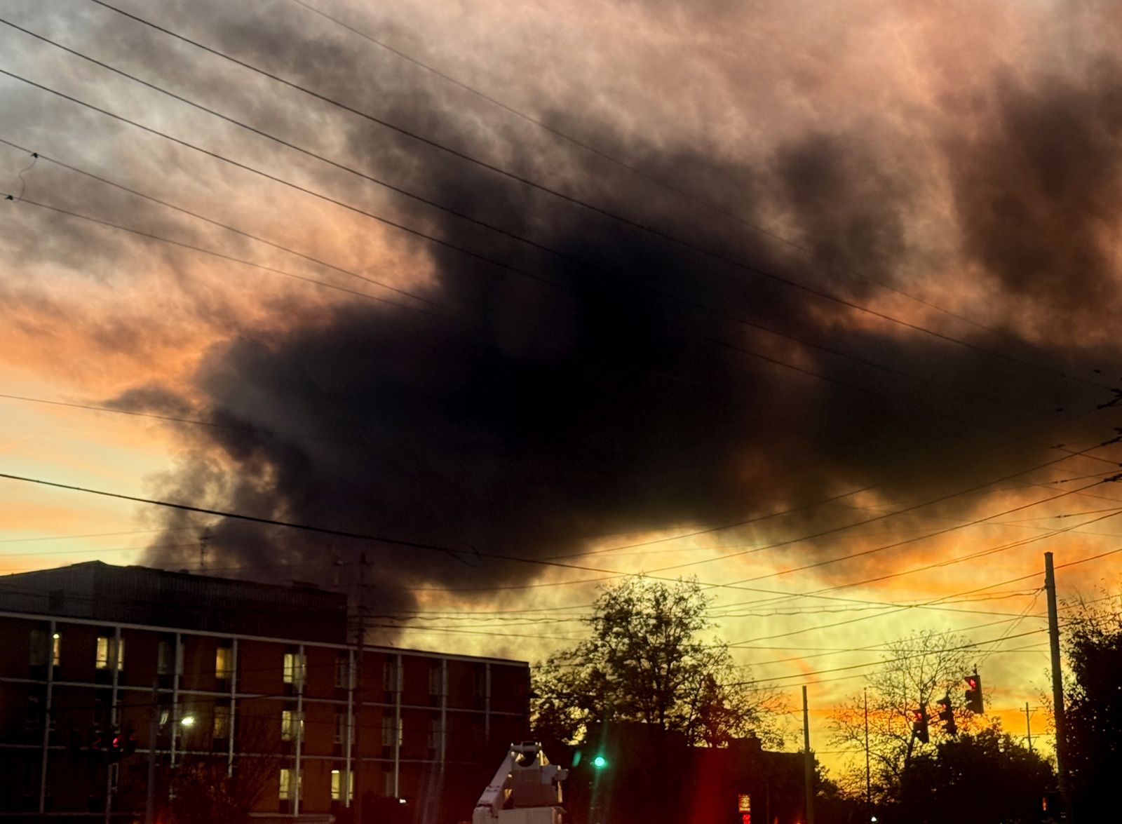 美UPS貨機墜毀已7死!濃煙直竄天際 建築物「慘遭削邊」