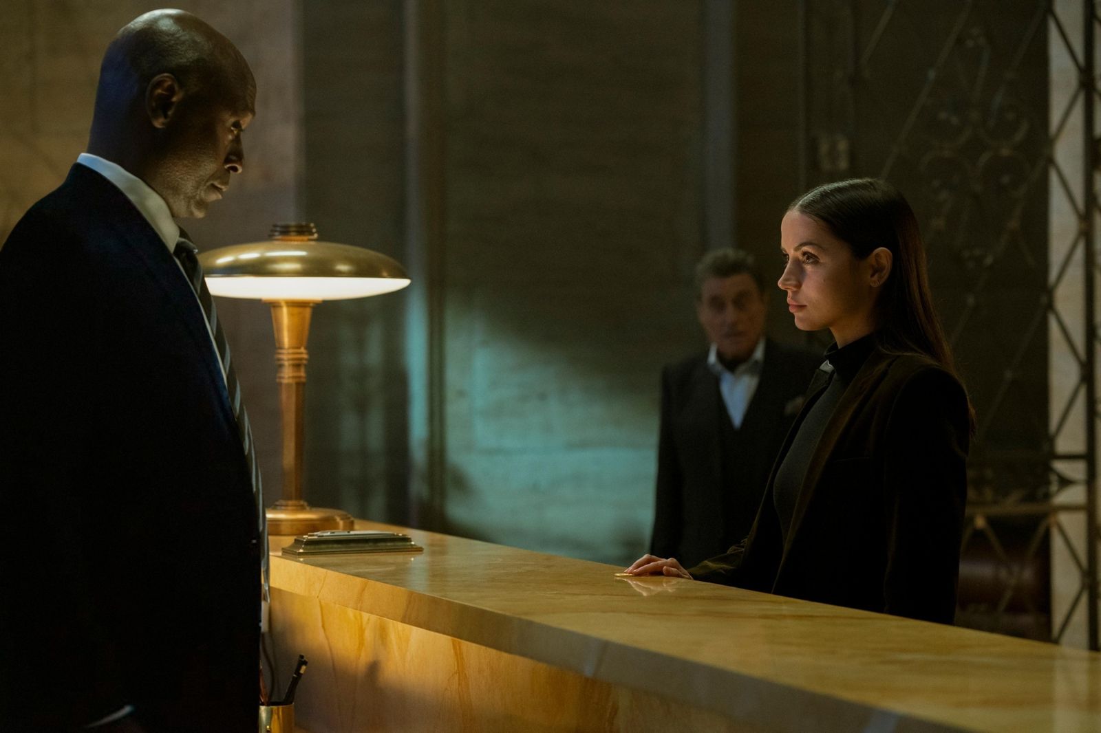 安娜．德哈瑪斯透露本片動作訓練相當嚴苛，為了詮釋角色「伊芙．馬卡羅」，她長期接受體能訓練與對打排練。車庫娛樂提供