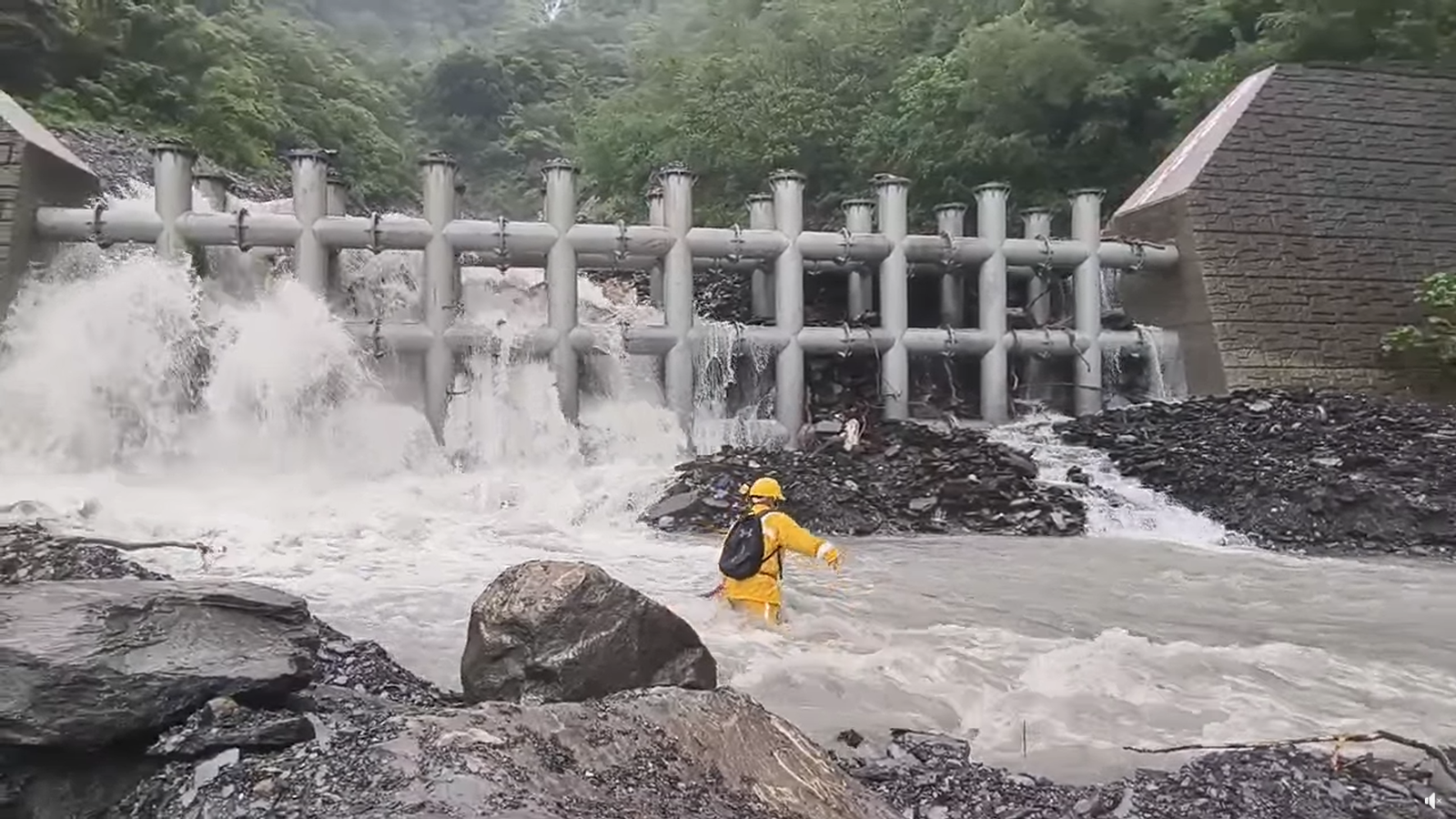 超猛！屏東大雨沖斷橋　「最強鄉長」肉身橫渡溪流…只為一件事