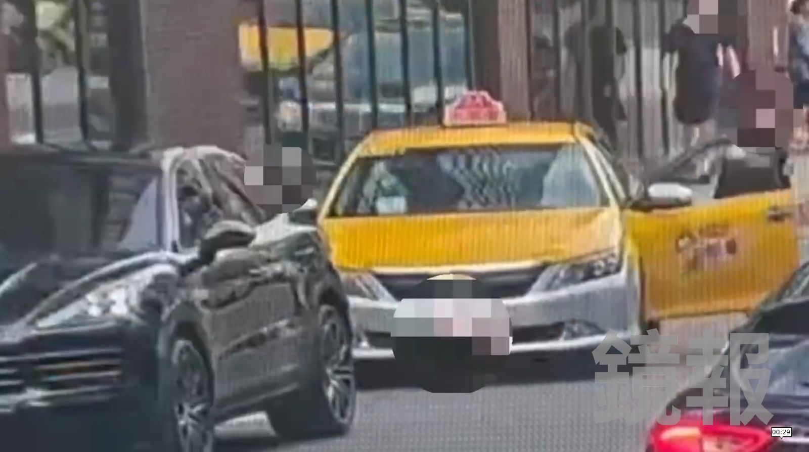 狂毆片／毒蟲砲友街頭上演「分手擂台」　小黃運將掐暈女子硬拖回車