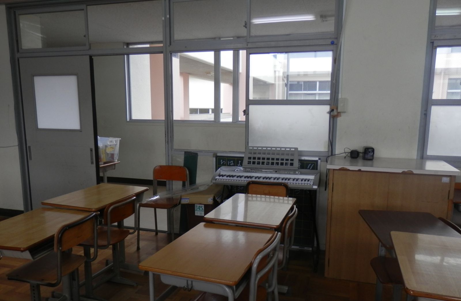 明星國小上演活春宮！男女師教室、走廊「忘情交疊」　副校長循聲抓包：女的還沒穿...
