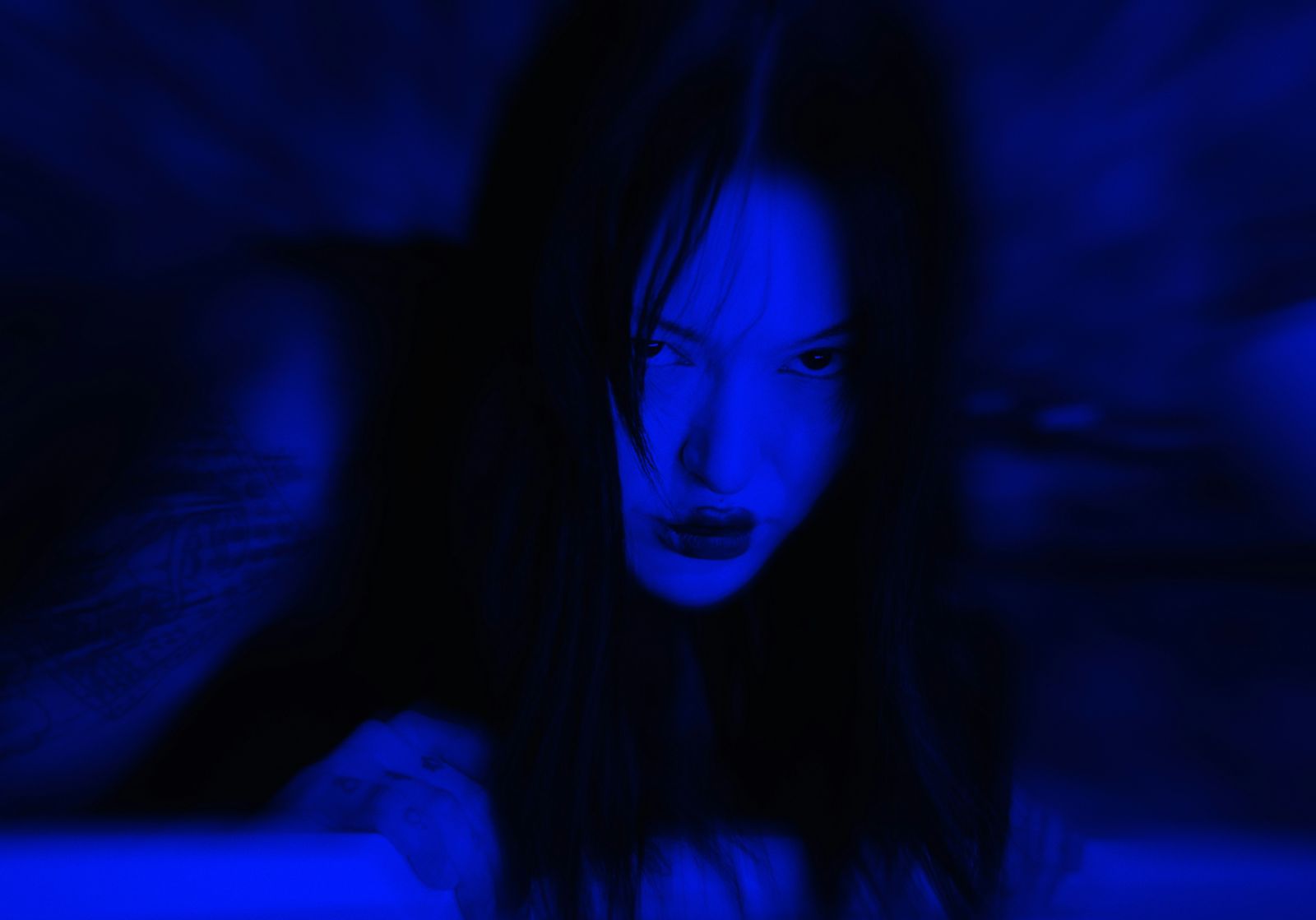 小三不爽腥夫去酒店找小四　持強酸猛潑釀毀容！確定關8年8月