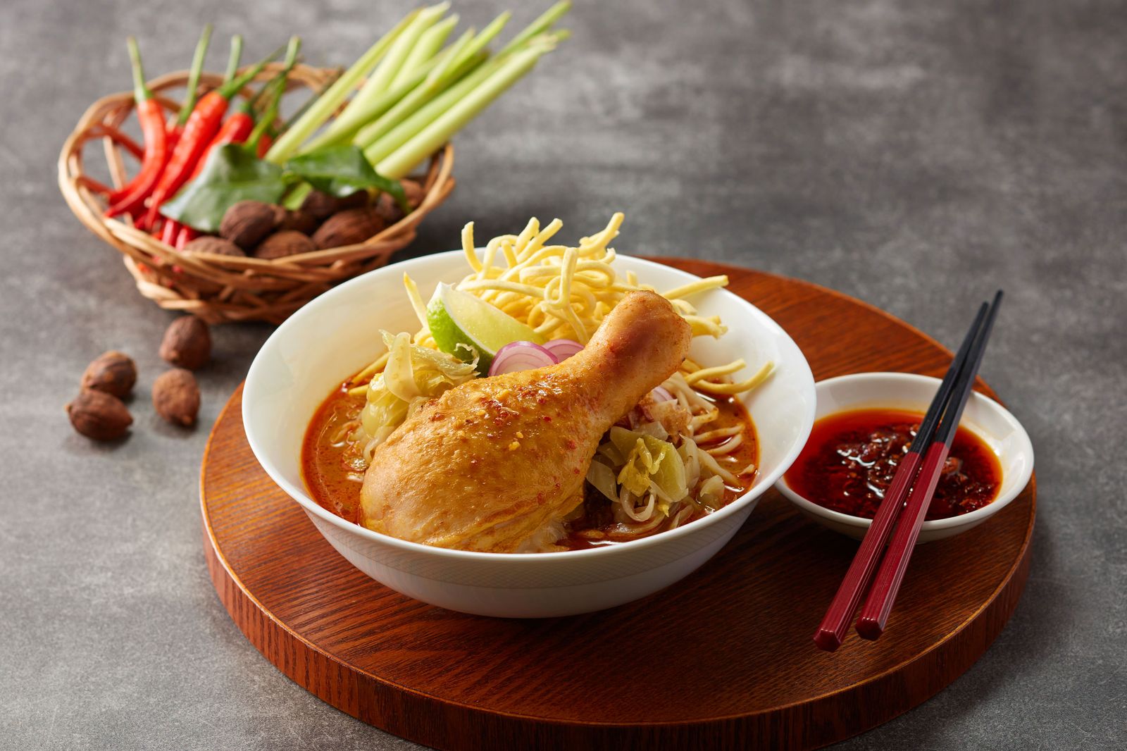 「泰北黃咖哩雞腿麵」還原清邁道地吃法，整份麵條一半烹煮、一半酥炸，搭配濃醇湯汁，呈現軟脆雙重口感。（單點380元／份，Asia49亞洲料理及酒廊供圖）