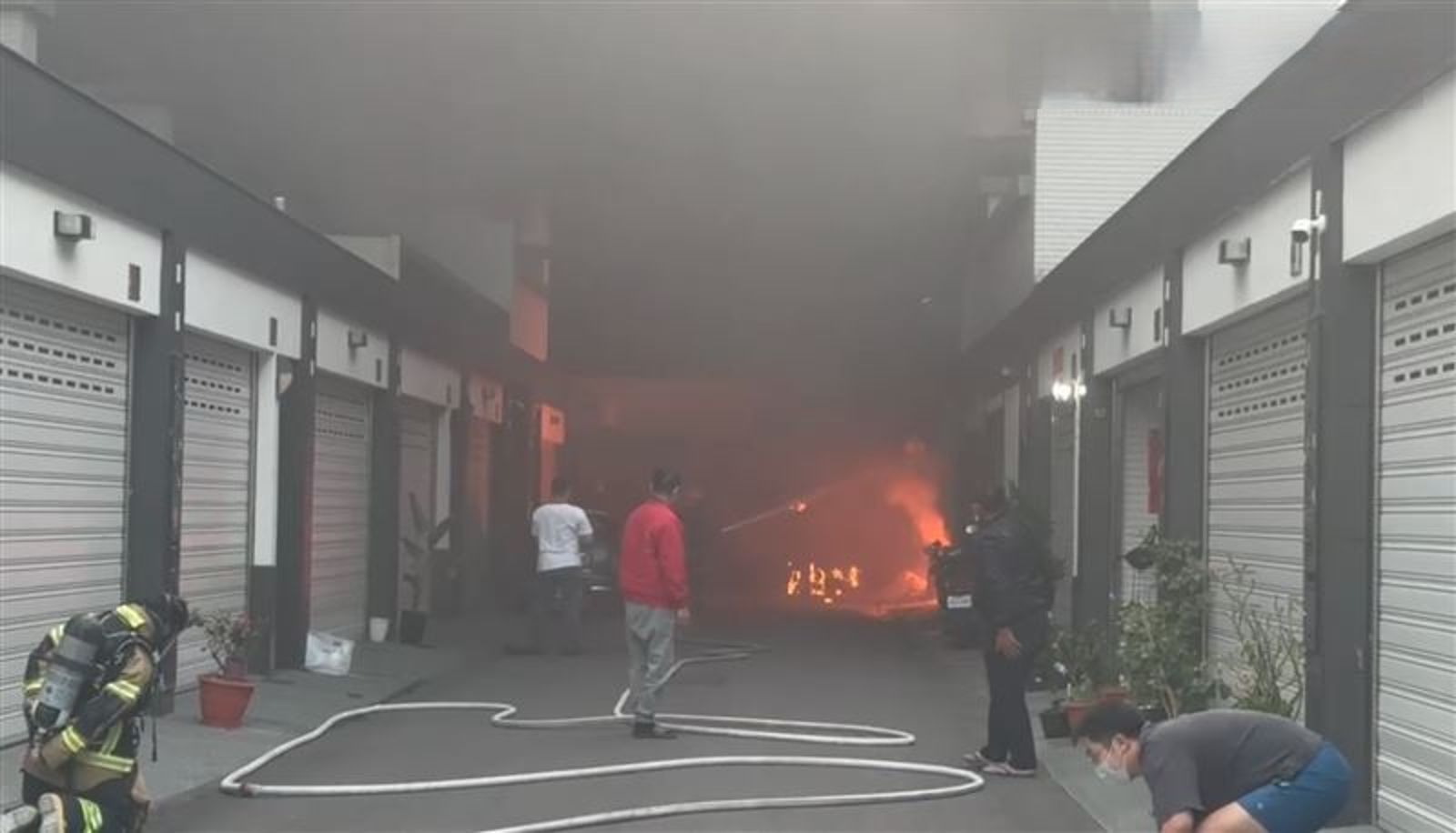 台南歸仁住宅火警　疑請神燒金紙引燃電動車　兩住戶送醫、犬隻命危