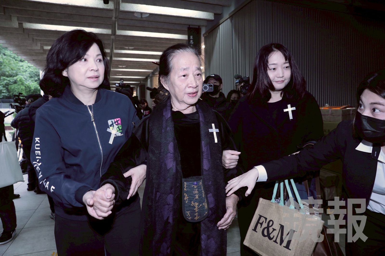 楊貴媚（左）和媽媽（中）現身袁惟仁告別式。林煒凱攝