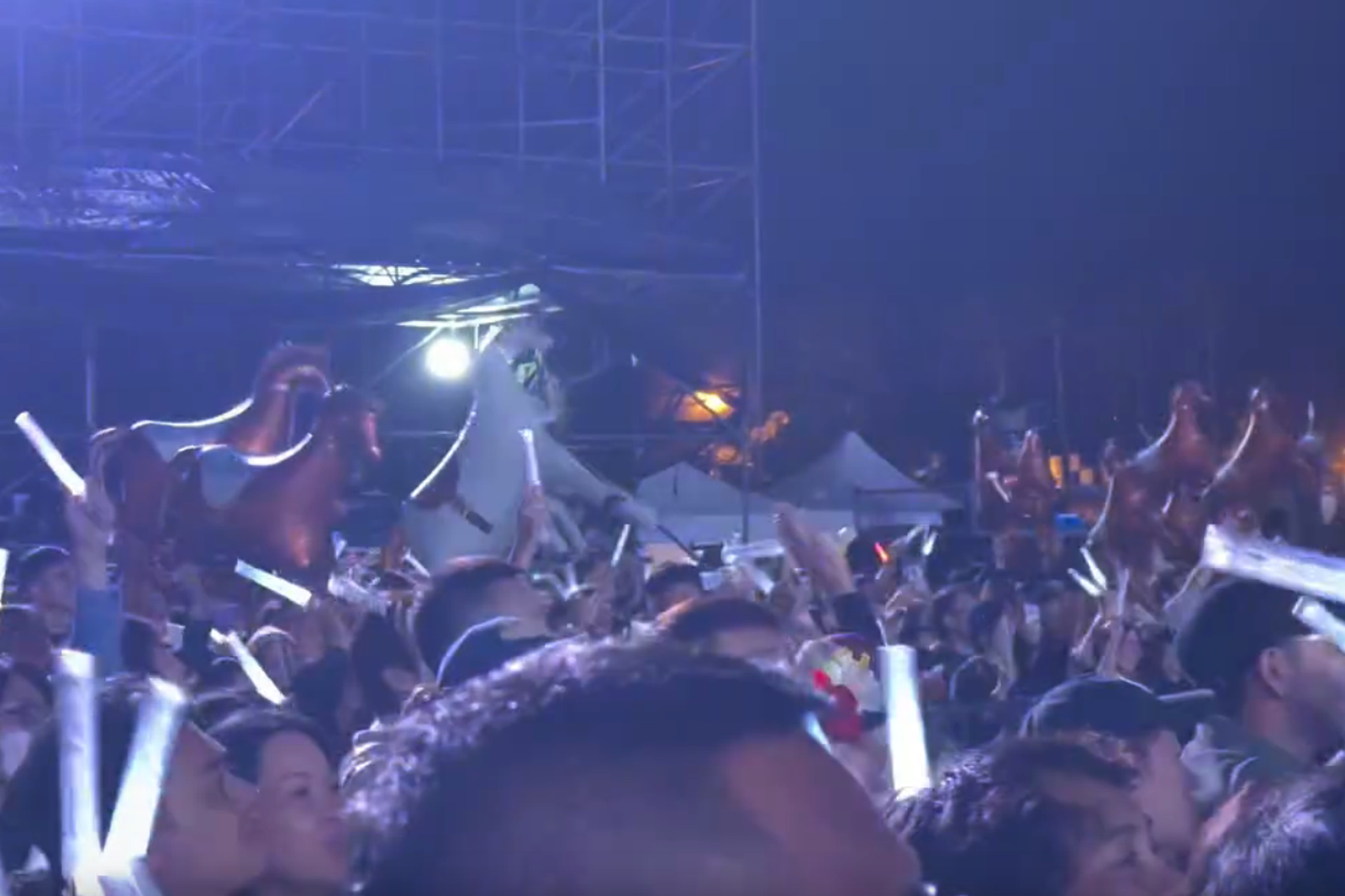 台東跨年晚會現場萬馬奔騰,笑果滿滿。圖/翻攝自Threds