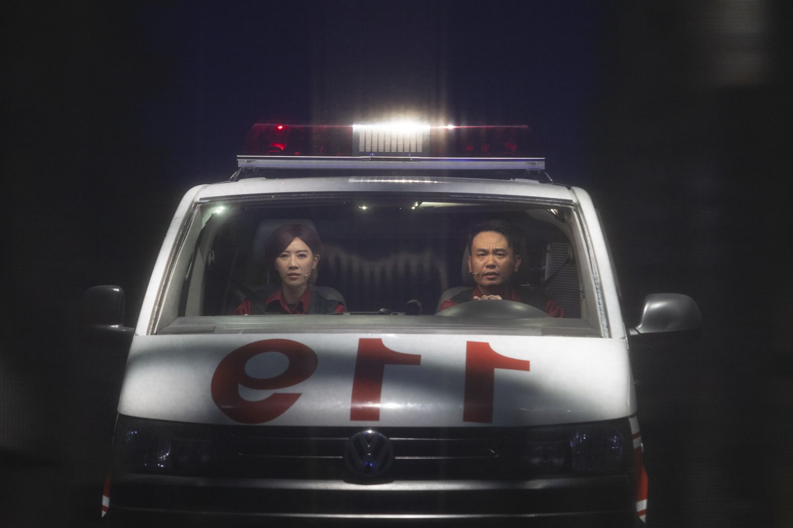 楊大正(右)、方宥心(左)將開救護車登上《火神的眼淚》音樂劇舞台。故事工廠提供