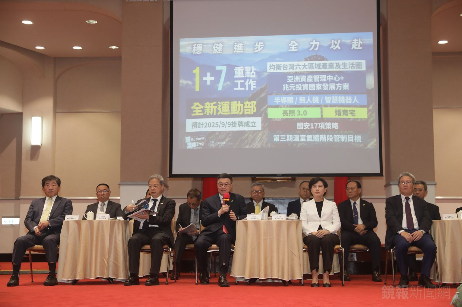 行政院長卓榮泰今率內閣團隊與媒體茶敘，說明上台1週年施政政績。（圖／林煒凱攝）