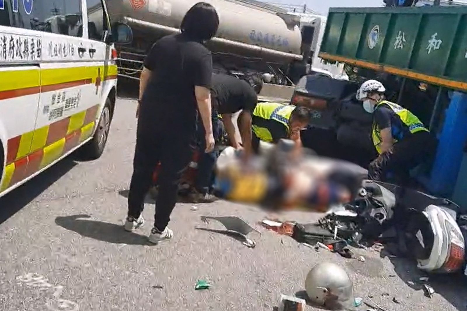 通霄台1線死亡車禍!曳引車右轉遭直行機車猛撞 54歲男騎士卡車底不治