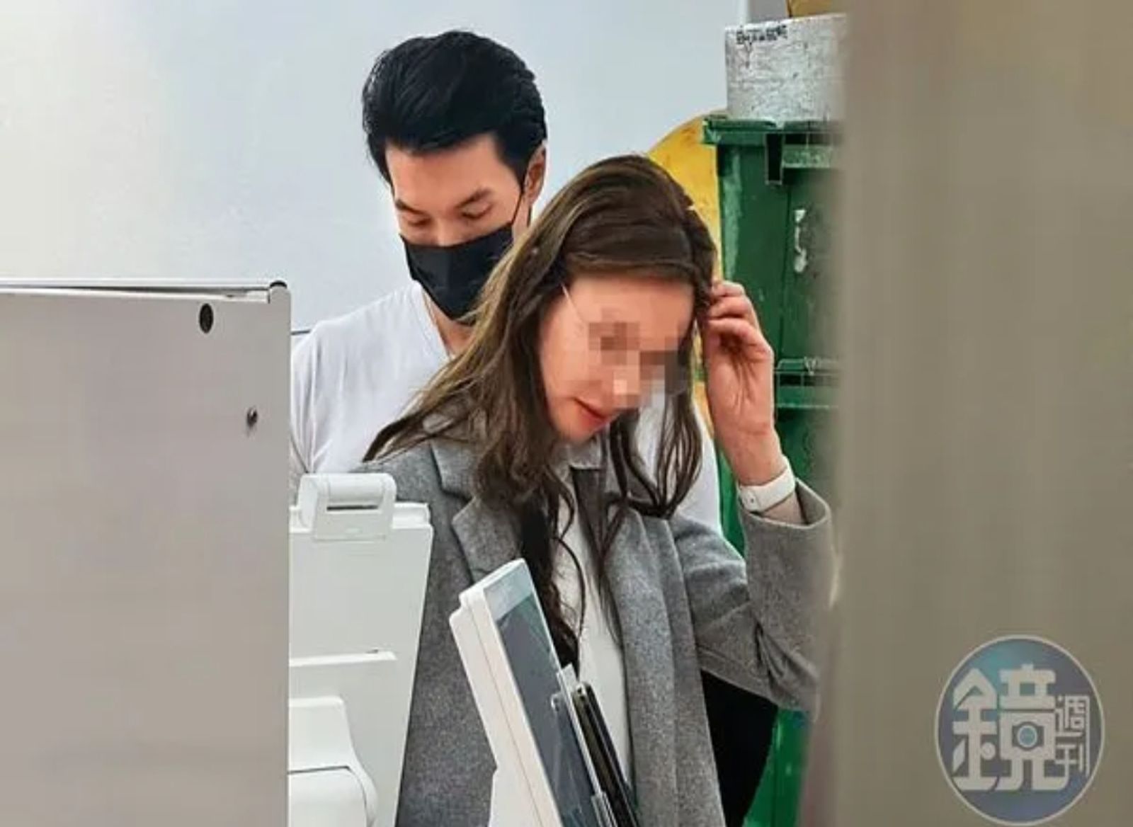 錦榮今年3月被拍到與眼鏡洋妞在超商購物後一起返家。翻攝鏡週刊