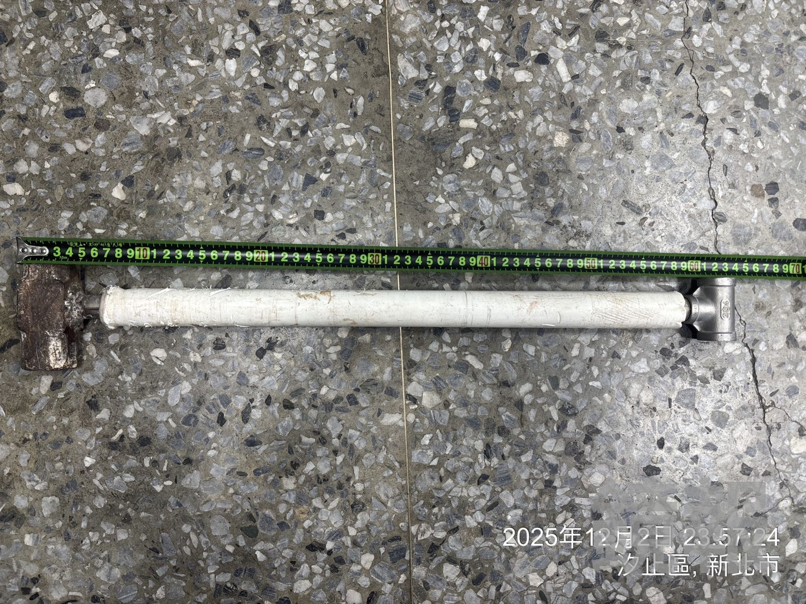 警方查扣賴男持有的榔頭。翻攝畫面