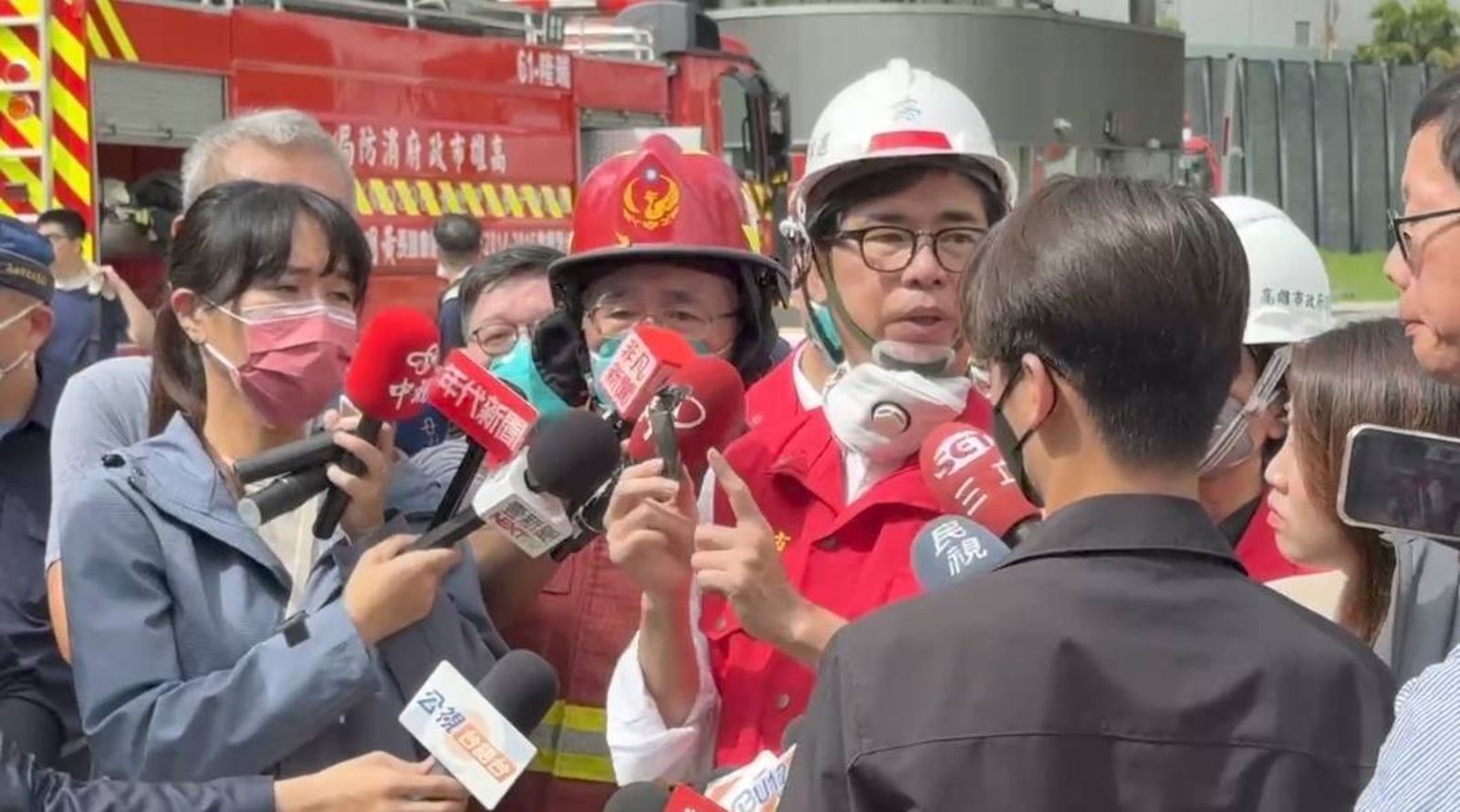 有片／高雄超級電池工廠爆炸火勢控制　市長陳其邁親赴現勘下令從嚴究責