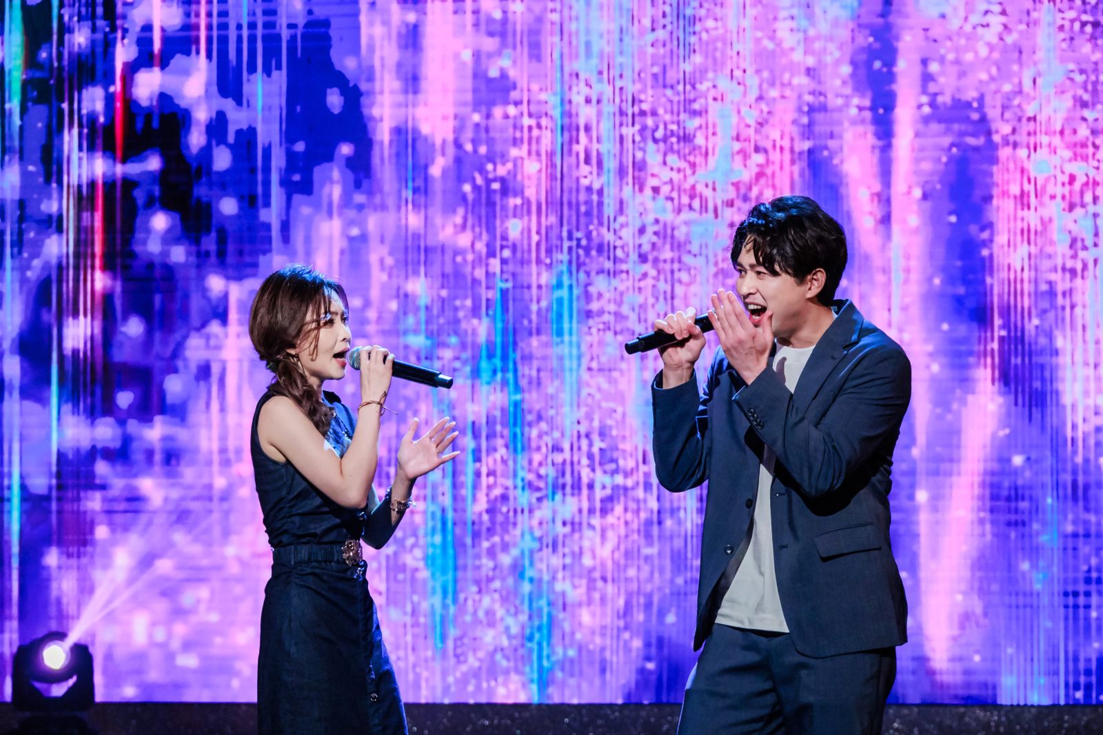 杜忻恬(左)、李子森(右)演唱被勸婚。中視提供