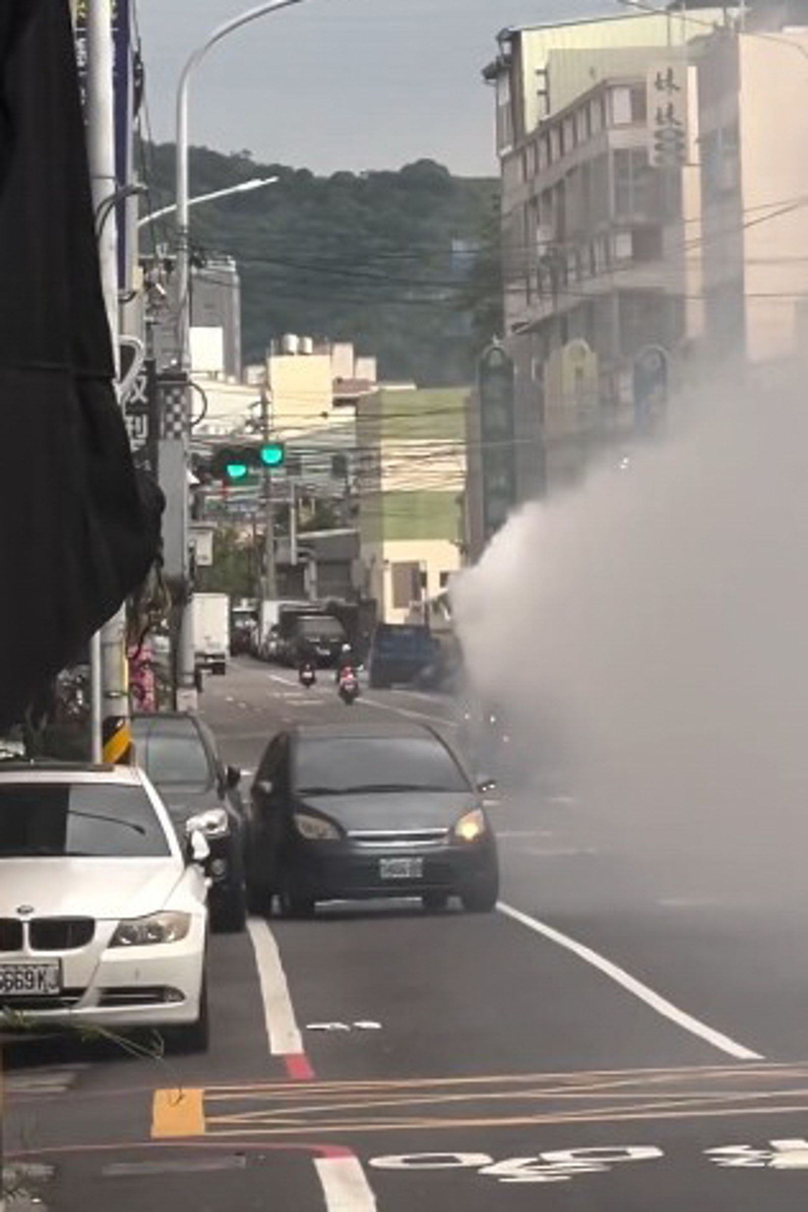 大型吊車的濃濃白煙幾乎遮蔽行車視線,路過車輛只能小心減速。圖/threads授權 chen.__.222
