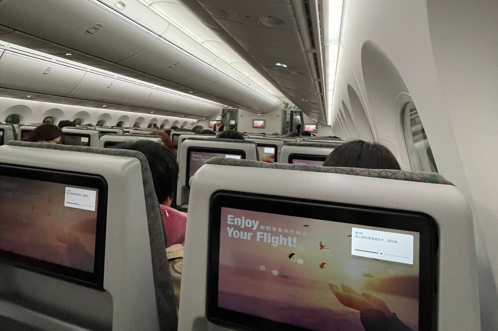 搭機被吵到想客訴!才發現嘈雜聲竟源自「空姐」 網嘆:這航空公司愛聊天出名