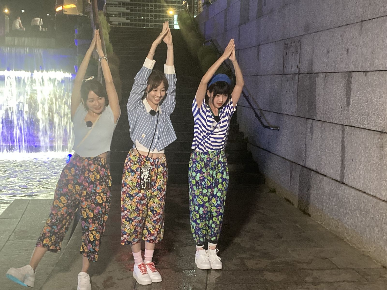 林莎(左起)、夏語心、籃籃創造清溪川打卡景點。公視台語台提供