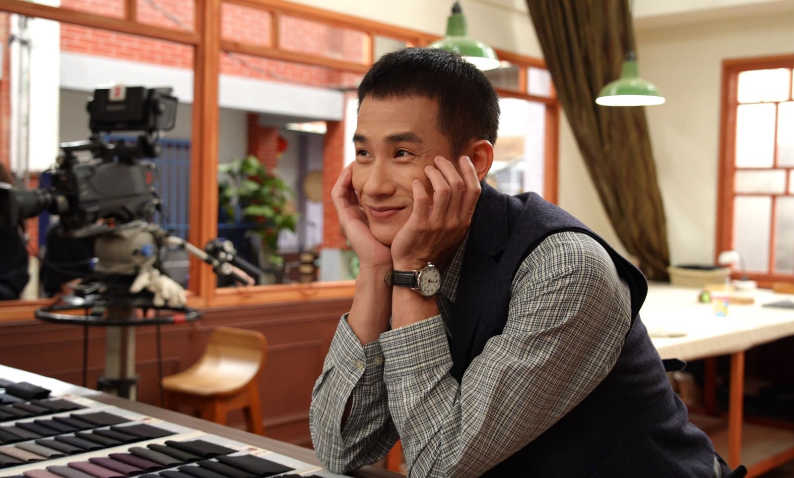 盧彥澤看同劇演員拍吻戲看得十分入迷。台視提供