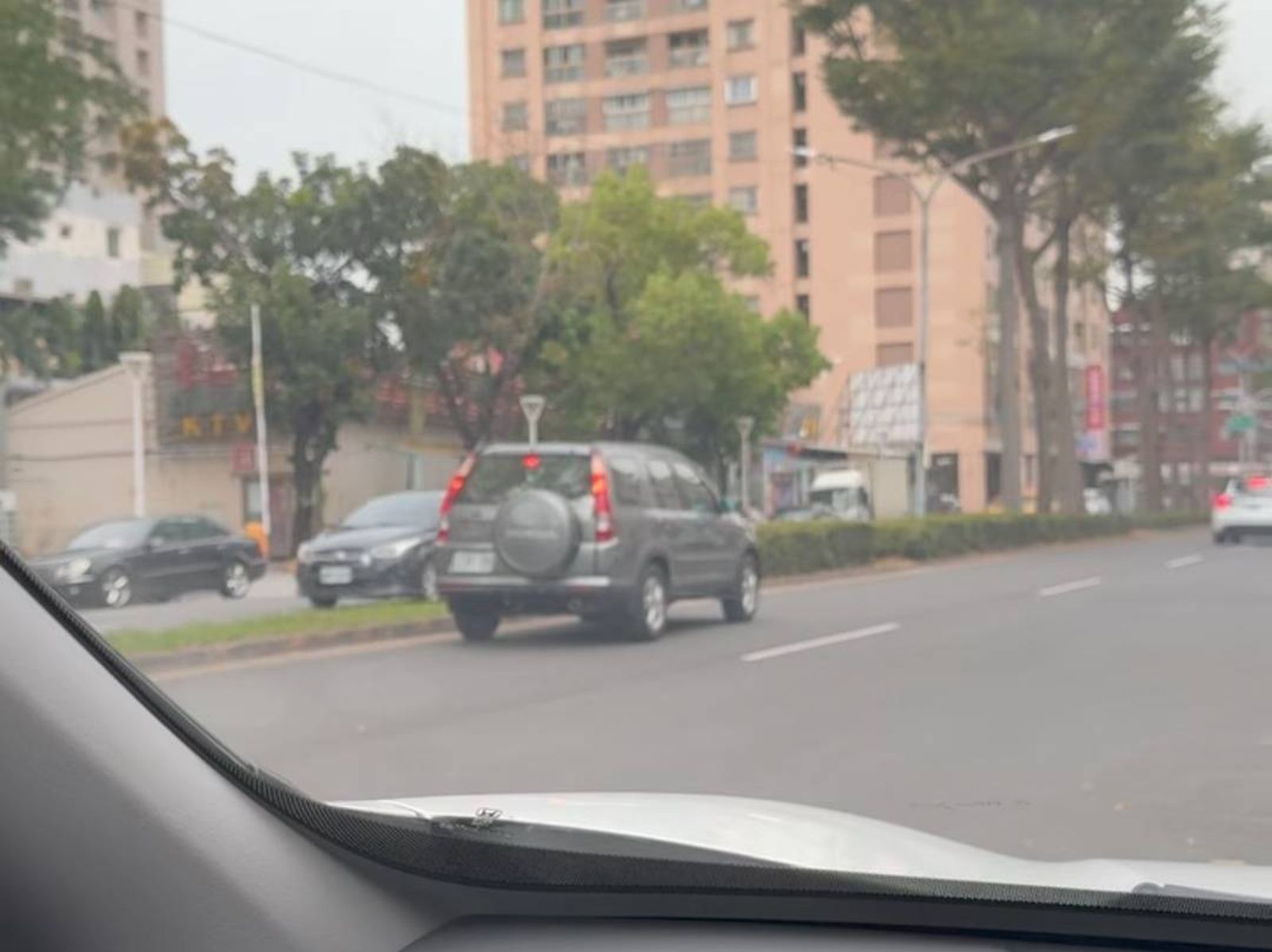 無敵雙黃燈！高雄三寶快車道玩「巴庫」　讓阿嬤下車逛超商　網怒：駕照燒一燒啦