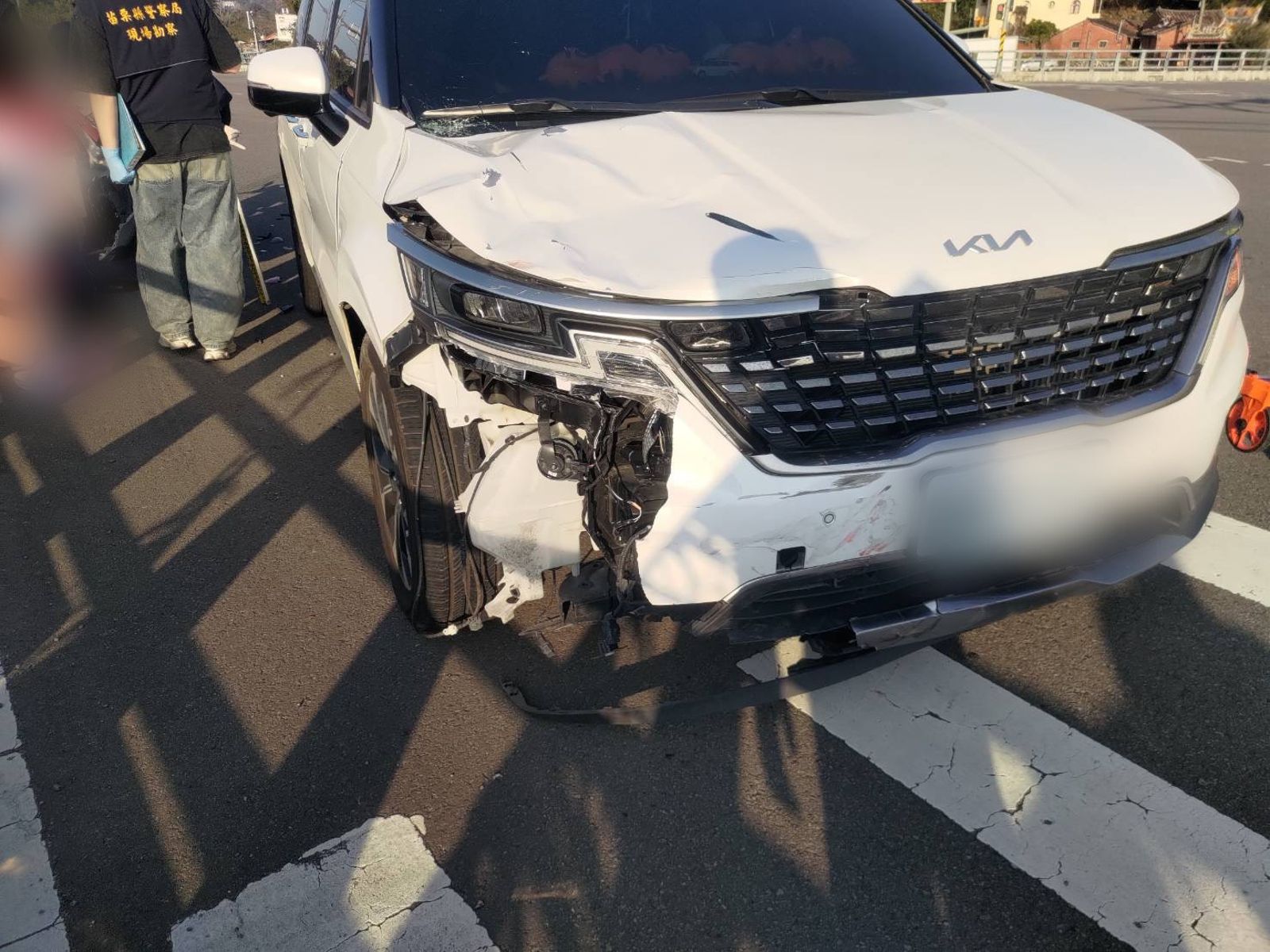休旅車右前車頭受損。民眾提供