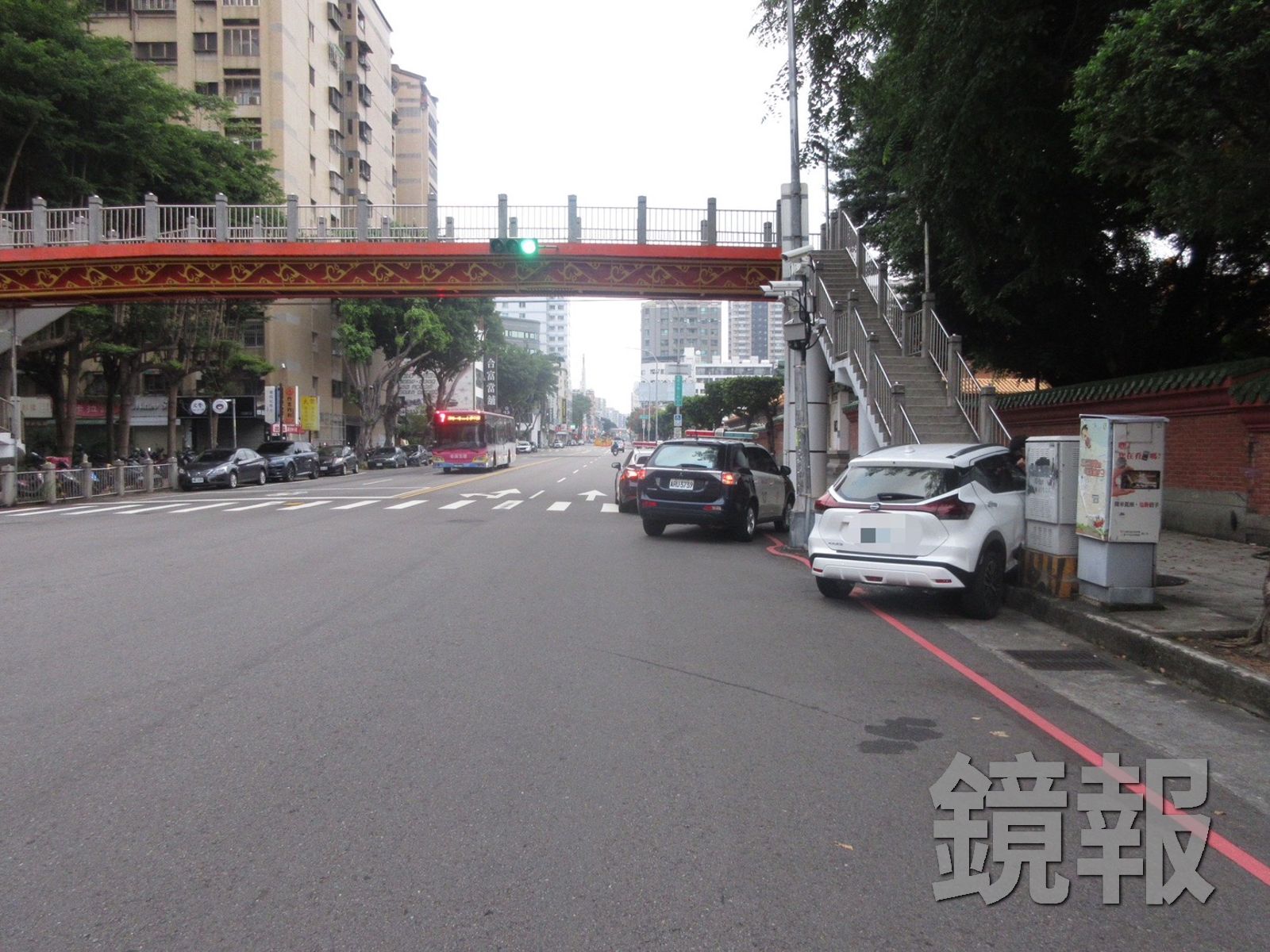 毒駕黃男清晨駕駛白色轎車,過彎失控撞上人行道與陸橋階梯,車頭嚴重受損。圖/民眾提供