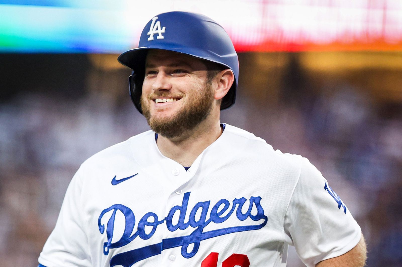 MLB／歷史時刻前驚魂！道奇三壘手膝蓋遭撞退場　將進行MRI檢查