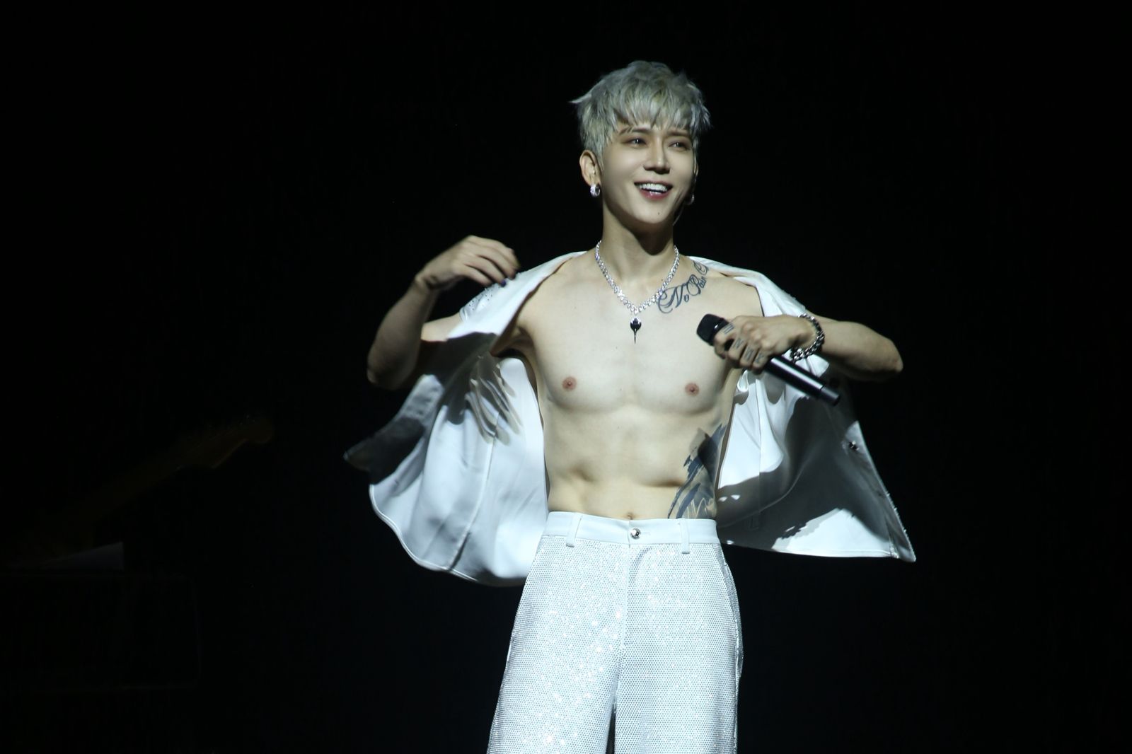 畢書盡暌違7年星馬開唱　脫衣底線不同吐低潮心聲　