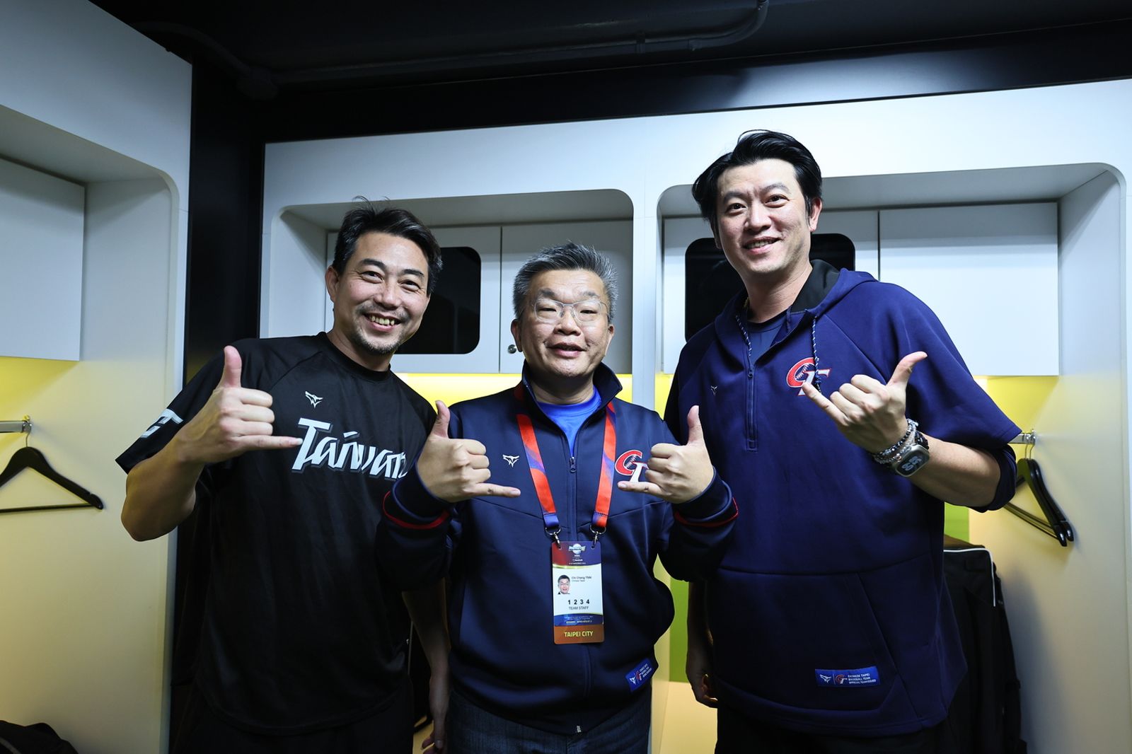 (右起)教練王建民、中華職棒會長蔡其昌、教練林岳平開心合影。牽猴子提供