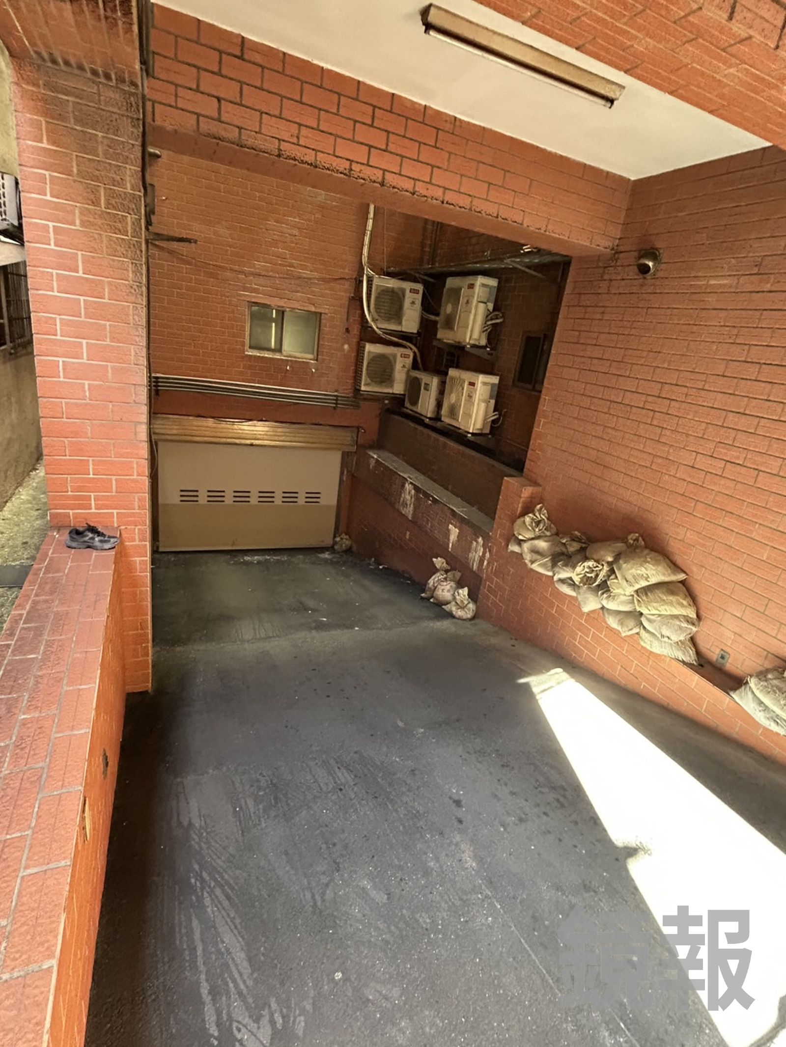 永和女喝悶酒跌入車道!遭住戶開車輾過 送醫開刀搶救中