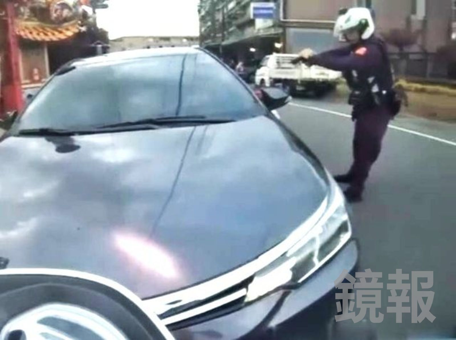 員警拔槍喝斥對方下車,駕駛竟然猛踩油門衝撞前方員警。翻攝畫面