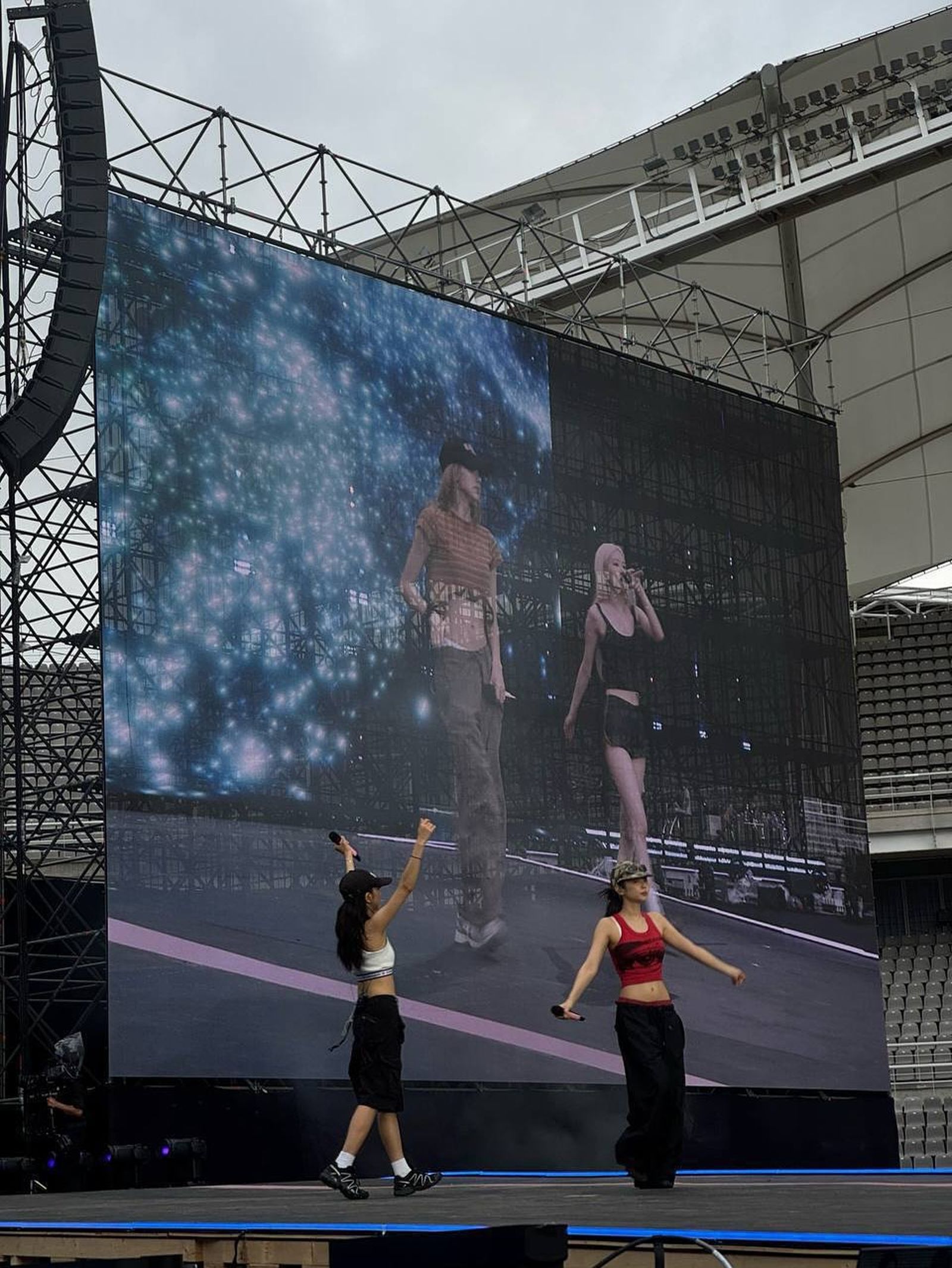 Jisoo（左起）、Lisa、Jennie、Rosé的四人同框畫面搶先曝光。翻攝IG@jennierubyjane