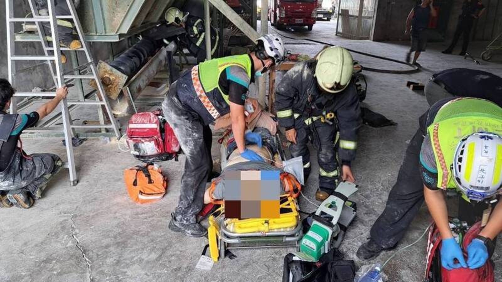 獨子滑落飼料廠玉米粉碎機! 右腿變形送醫不治母傷心淚崩